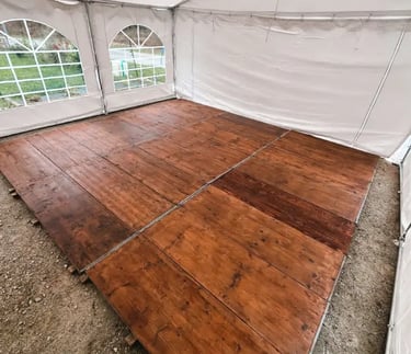 plancher de réception sous un barnum pour événement