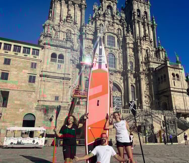 peregrinos a pie hacia Santiago de Compostela por la Praza das Praterías