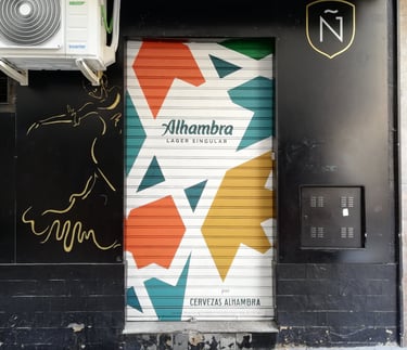 Graffiti en cierre metálico. Para la campaña publicitaria de Cervezas Alhambra (Grupo Mahou).