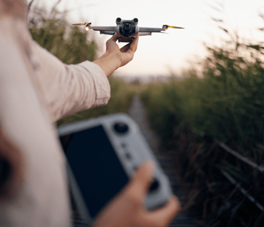 Creador de contenido sosteniendo un dron en su mano