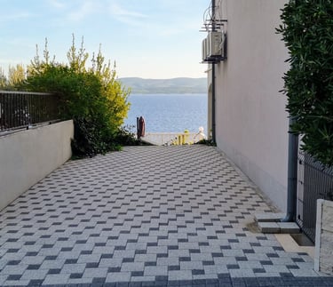 Private parking for two cars with sea view, Easy Living Holiday Home, Lokva Rogoznica