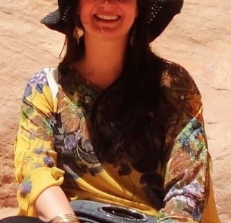 Foto da autora no tesouro em Petra.