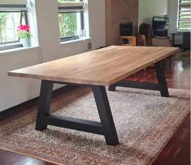 Grande table de réunion en chêne massif avec pieds en A métal anthracite, idéale pour salle de réuni