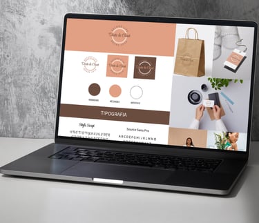 notebook com a identidade visual da empresa Direto do Closet Second Life