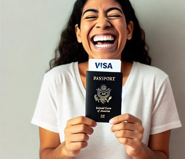 Cliente feliz segurando passaporte com visto americano aprovado – resultado da assessoria especializ