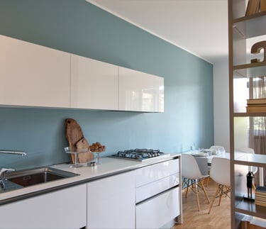 cuisine repeinte en bleue et pose de meubles blancs laqués