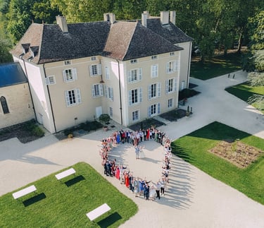 les invités d'un mariage en forme de coeur avec les mariés au centre 