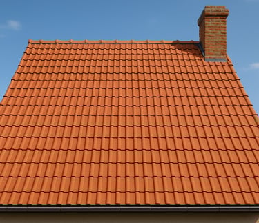 Toiture en tuiles rouges avec cheminée