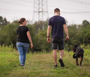 Marissa mit Kunde & Hund beim Trainingsspziergang
