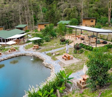 Cabañas y lago, Cantos del Rio, Colombia