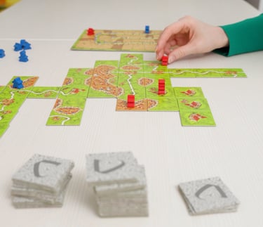 Ant stalo dėliojamos Carcassonne žaidimo plytelės