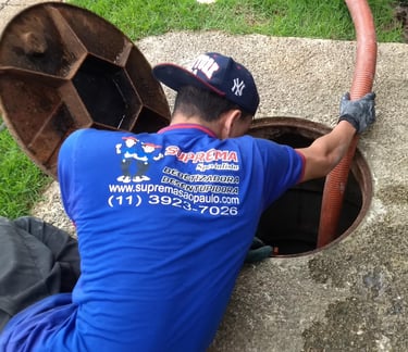 sucção de tubulação de esgoto