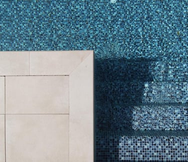 Einzigartige Poolgestaltung mit Glasmosaik Ob klassische Muster oder moderne Designs – mit maßgesch