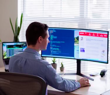 Eine Person, die am Computer eine Website erstellt