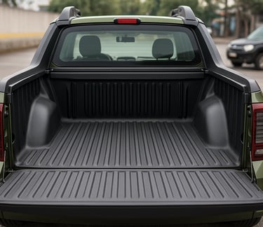 Caçamba aberta de uma Renault Oroch vista de trás, destacando espaço interno e acabamento
