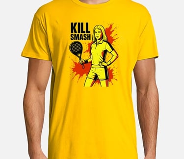 Camiseta amarilla con ilustración de personaje estilo Kill Bill con pala de pádel y salpicaduras