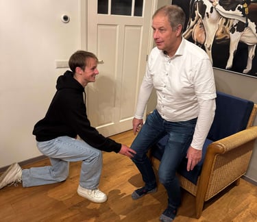 Jens Boogaard aan het behandelen in de praktijk van Fysio Performance Texel.