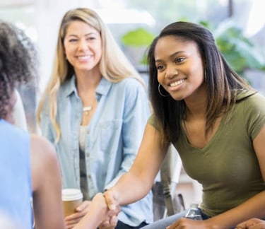 grupo de amigas reunidas 