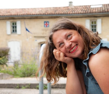 photo de la thérapeute qui sourit et est joyeuse pour l'accueil de ses consultants