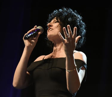 portrait d'une femme qui chante