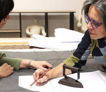 Estudiantes aprendiendo patronaje y confección en cursos de costura en Logroño