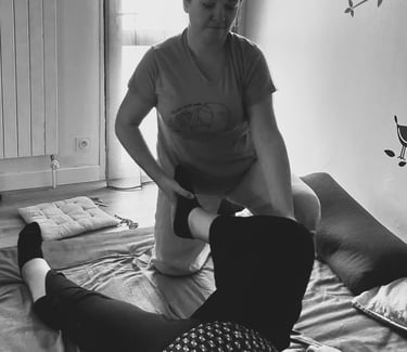 Tenue souple et chaussettes propres pour les mobilisations de l'articulation coxo-fémorale
