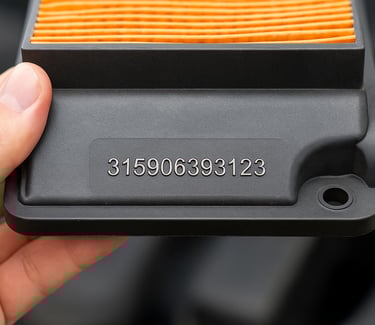 Código OEM gravado em peça automotiva, mostrado em close-up para identificar compatibilidade.