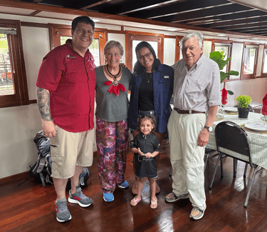 Ygor & Carol (Proprietários da Mariuá) com clientes