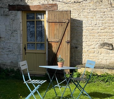 devanture du gite la bughée, table de jardin