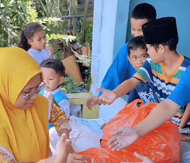 100 Nasi Bungkus untuk Jemaah Masjid Jumat Berkah Oleh PT Usaha Kiat Permata, Beras Harumas