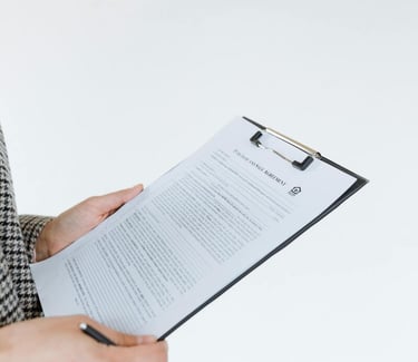 Photo de deux mains tenant un dossier pour vérifier la qualité