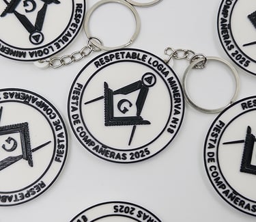 Custom Masonic llavero featuring the Square and Compasses symbol for Respetable Logia Minerva N18.