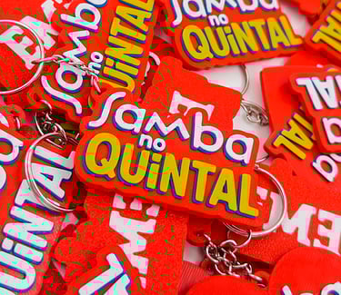 Custom red rubber 3d llavero posadas featuring the Samba no Quintal logo in yellow and blue letters.