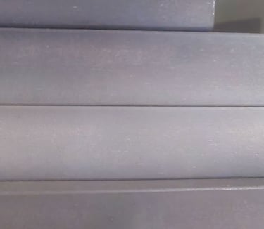 Bibliothèque Shelfi – Vaucresson – Valchromat gris – design chaleureux et fonctionnel