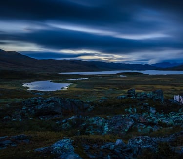 Surowy krajobraz Laponii w Parku Narodowym Abisko, Szwecja.