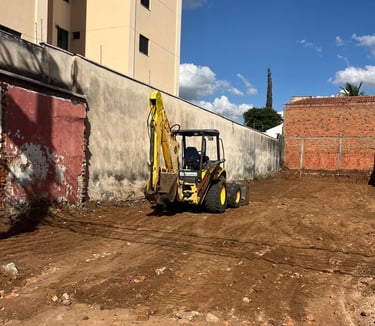 Comparativo de terreno antes e depois do serviço de terraplanagem e nivelamento.