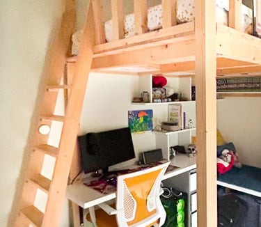 Espace bureau sous mezzanine Shelfi – Neuilly-sur-Seine – agencement blanc optimisé