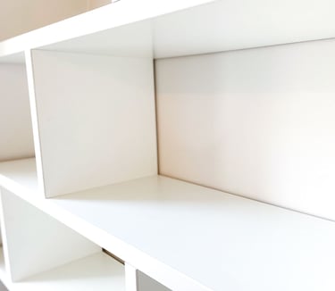 Rangement sous combles Shelfi – Rueil-Malmaison – bibliothèque en mélaminé blanc