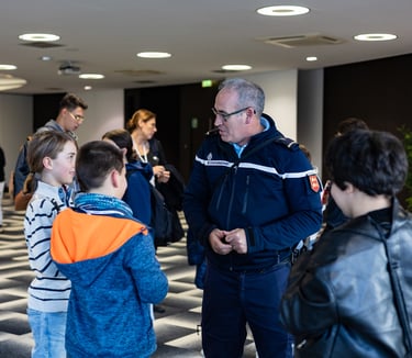Intervenant gendarmerie échangeant avec les élèves après un atelier. Lutte contre le harcelement