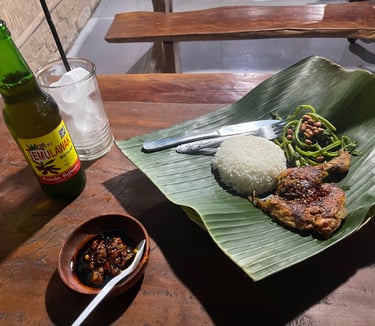 Assiette d’ayam bakar, poulet grillé indonésien servi dans un warung local.
