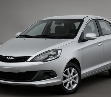 Chery Celer prata em fundo cinza, fotografado em ângulo frontal-lateral com destaque para os faróis,
