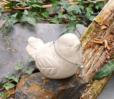 message peint  sur un oiseau ciment exterieurpour personne décédée