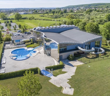 Piscine couverte en plein soleil. Centre acuatique pour la famille, jeux, activités !