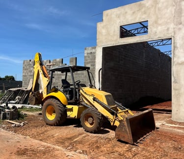 Retroescavadeira moderna utilizada pela NLA Terraplanagem para serviços de escavação e limpeza de so