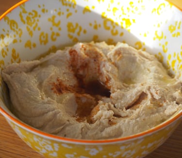 Houmous de pois-chiches au tahin, avec un peu d'huile d'olive et de paprika