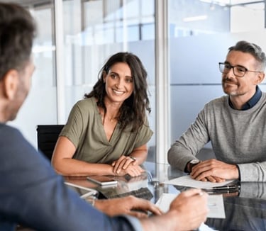 equipe trabalhando a comunicação, negociação e administração de conflitos