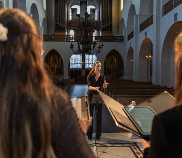 Andrea Jacobs dirigiert den Chor