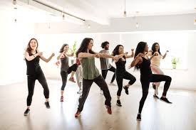 femmes dans cours collectif de Zumba