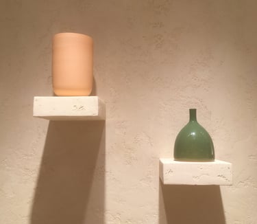 décoration murale en enduits chaux + supports vases