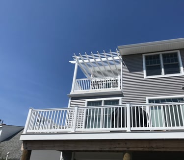 Vinyl pergola system integrated into deck railing